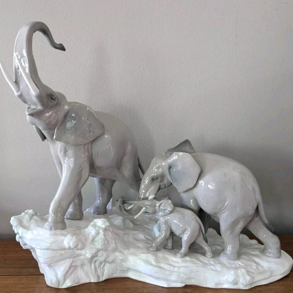 Lladro Elephants Walking Figurine, Brand New in Original Lladro Box, #01001150